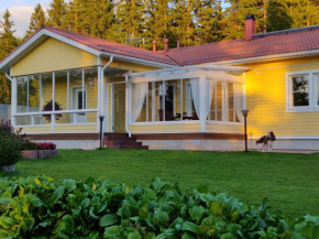 Huvila ja saunamökki järven rannalla in Kuru